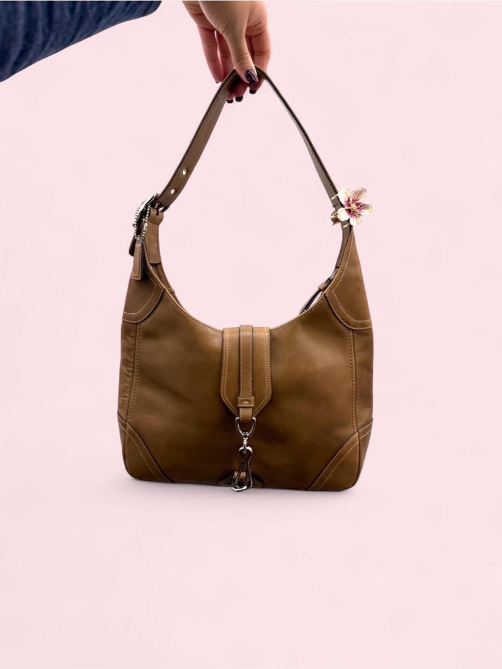 Vintage coach leather hobo clip.